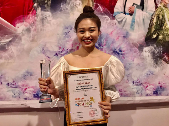 Diễn viên Lê Lộc nhận Huy chương vàng tại cuộc thi Tài năng trẻ diễn viên kịch nói toàn quốc năm 2020