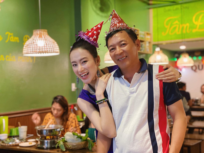 Được biết buổi tiệc nhỏ này được diễn ra trong nhà hàng chay của gia đình cô