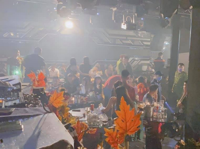 Lực lượng công an kiểm tra toàn bộ quán bar.