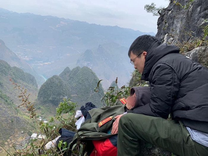 Công an lấy quân phục che cho nam thanh niên.