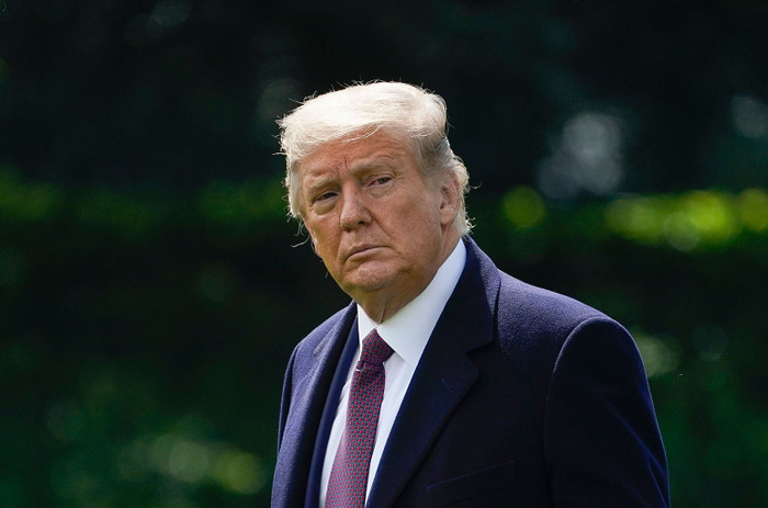 Tổng thống Donald Trump tiến đến trực thăng Marine One đậu trên khu vực South Lawn của Nhà Trắng vào ngày 1 tháng 10 năm 2020 tại Washington, DC. (Ảnh: Drew Angerer/Getty Images)