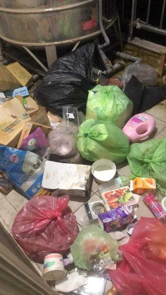 Túi rác to túi rác nhỏ ngổn ngang trong phòng Nhuế Nhuế.&nbsp;