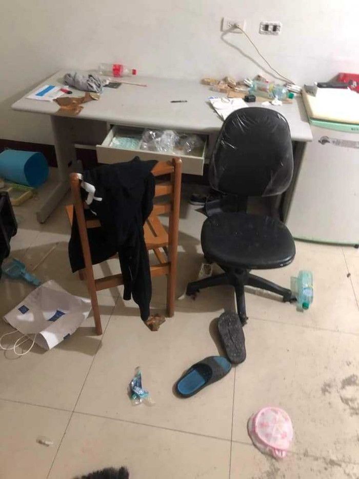 Căn phòng vô cùng bừa bộn, bẩn thỉu.&nbsp;