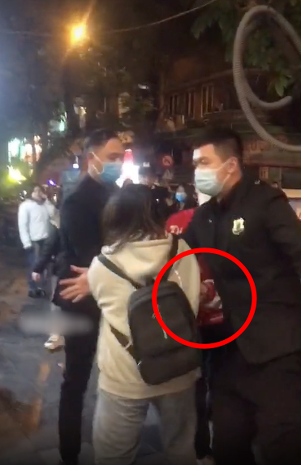 Jack gây chú ý vì hành động vượt an ninh để đến ôm fan Ảnh 1