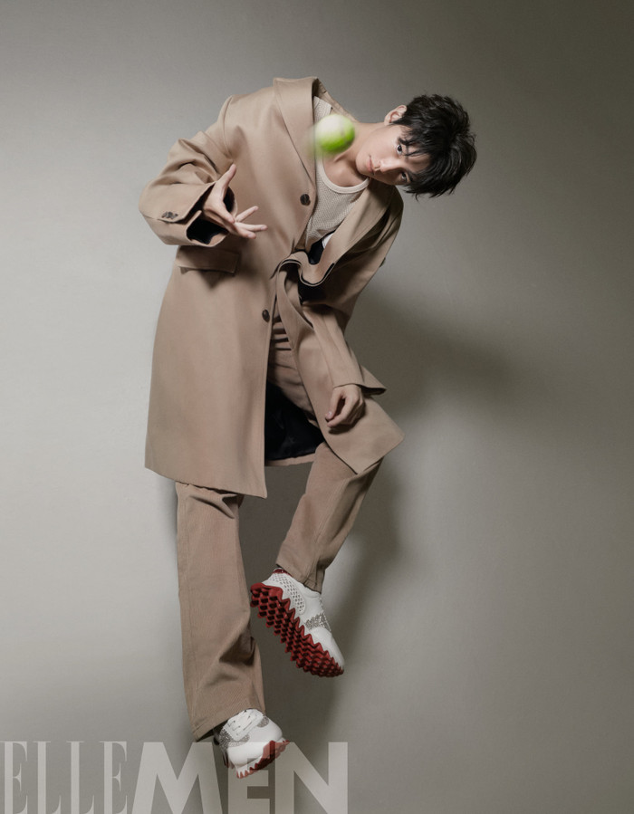 Trước đó, hình ảnh của anh  trên tạp chí ELLEMEN số tháng 1 khai niên năm 2021 đã từng diện đôi 