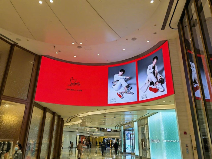 Poster hình ảnh của chàng trai nhóm TFBoys mang đôi giày đế đỏ khiến các nàng ganh tỵ