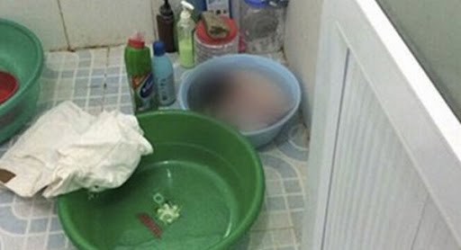 Nữ sinh lớp 7  một mình đẻ con trong phòng tắm. Ảnh minh họa