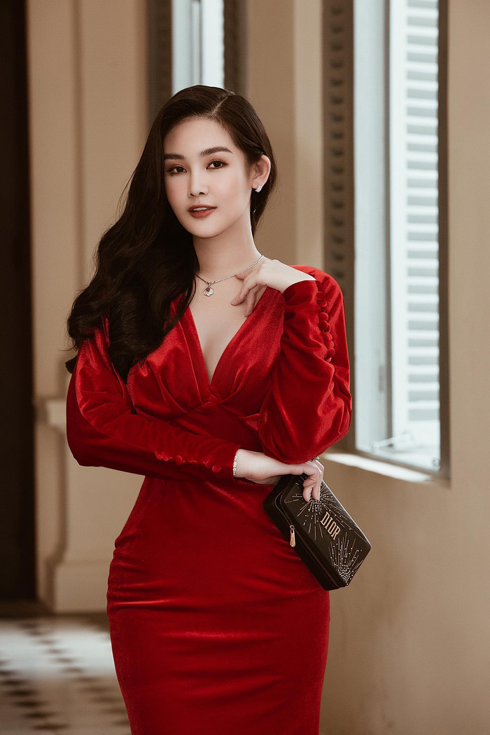 Hoa hậu Lê Âu Ngân Anh lựa chọn thiết kế đầm nhung màu đỏ rực rỡ khi tham gia một sự kiện thời trang