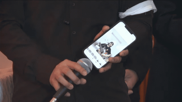 Cô bé ghi hình và gửi đến tang lễ ở Mỹ cho cha nghe