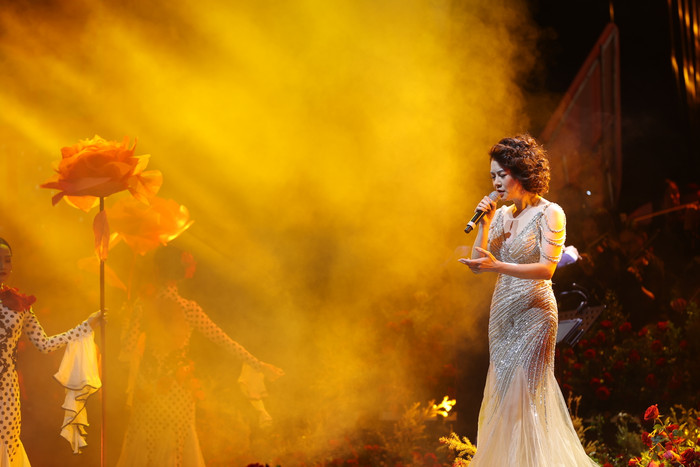 Nữ ca sĩ thể hiện loạt ca khúc cũ khoe giọng ca sâu lắng, giàu nội lực.