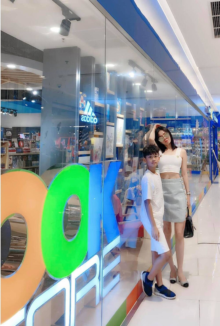 Tuy mới 10 tuổi nhưng Kỳ Anh đã cao quá vai người mẹ nổi tiếng của mình