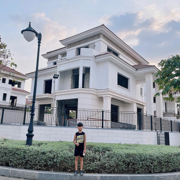 Con trai Lệ Quyên đứng trước căn biệt thự 'sau này' của mình