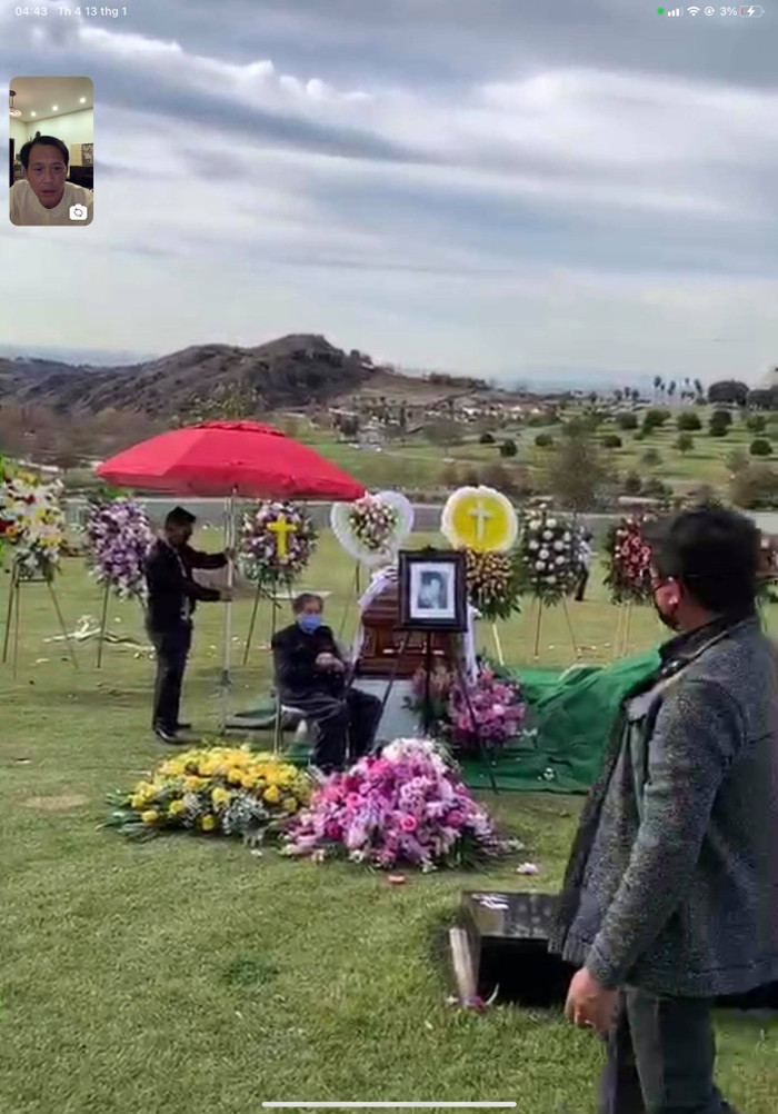 Nét mặt buồn, tiều tụy của anh Bốn khi chứng kiến cảnh tượng sắp chia ly người thân.