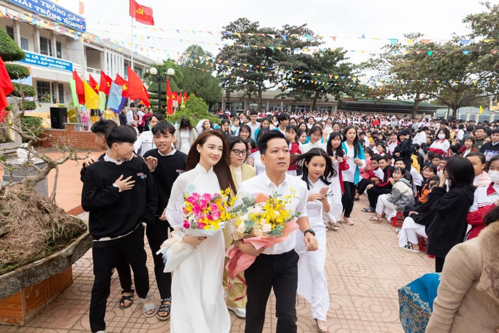 Thông qua những hình ảnh được Nhã Phương chia sẻ trên trang cá nhân, có thể thấy các thầy cô và học sinh tại đây rất hào hứng với sự xuất hiện của hai vợ chồng cô