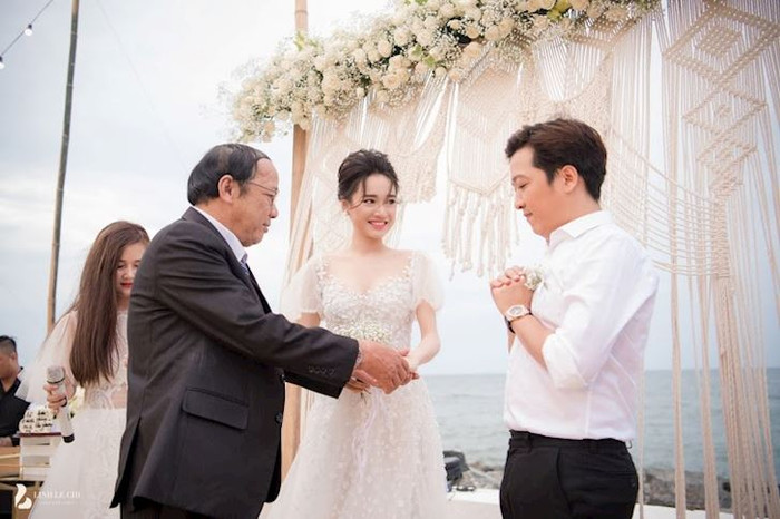 Khoảnh khắc ông nắm tay con gái trao cho con rể khiến nhiều người không khỏi xúc động