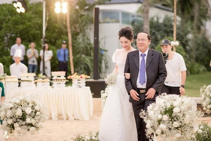 Bố Nhã Phương dắt con gái tiến vào lễ đài