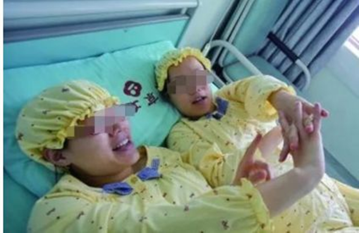 Tiểu Quyên và Tiểu Hoa là hai chị em sinh đôi mang thai gần như cùng lúc. Ảnh: Sohu