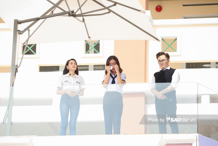 Những giọt nước mắt đã rơi trên khuôn mặt của nữ sinh.