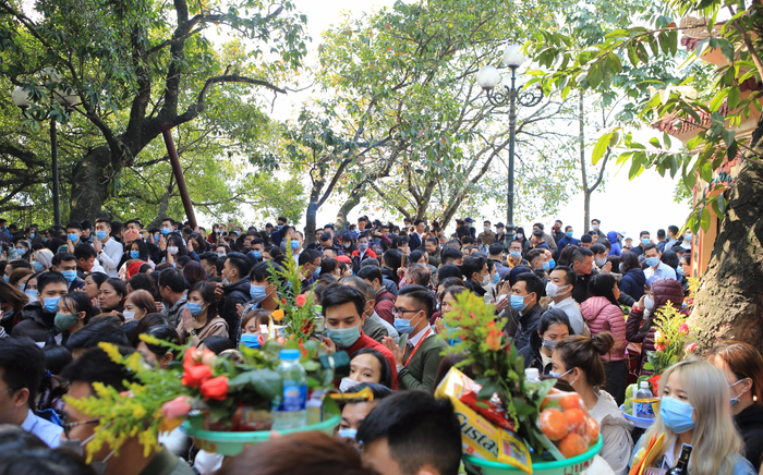 Hàng nghìn người chen chân đi lễ phủ Tây Hồ trong ngày mùng một tháng Chạp Ảnh 2