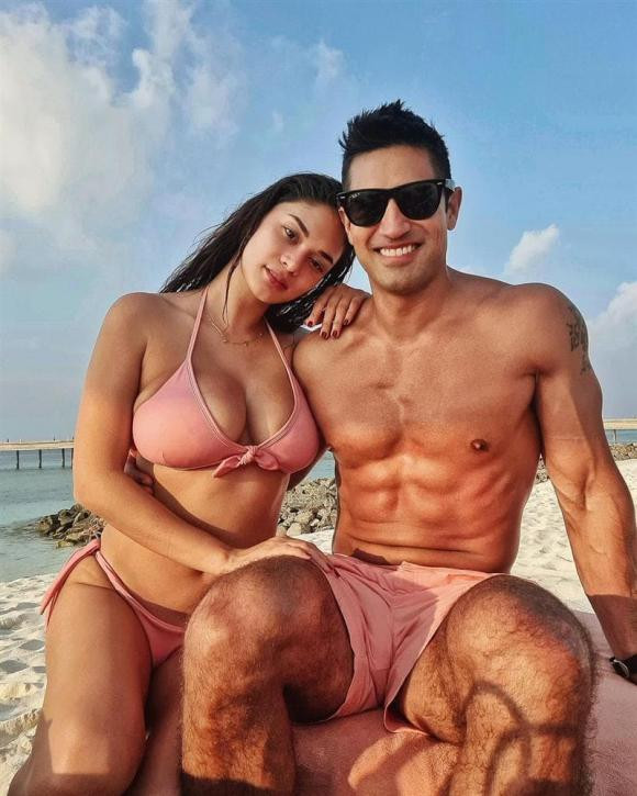 Hoa hậu Hoàn vũ Pia Wurtzbach khoe vòng 1 'khồng lồ' bên cạnh anh bạn trai 