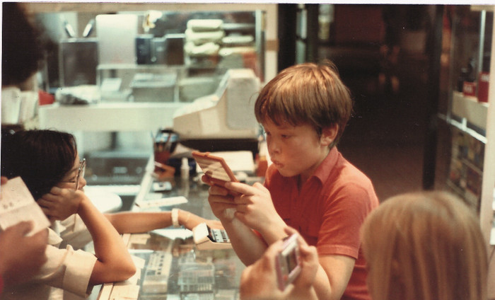 “Khi Elon còn nhỏ, con trai tôi thích đọc mọi thứ,” mẹ của Elon Musk - Maye Musk - viết trong cuốn sách của mình. (Ảnh: Maye Musk / Observer)