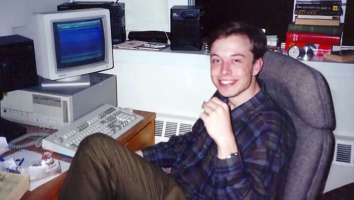 Elon Musk tự tay viết từng dòng code để số hóa toàn bộ thông tin trong cuốn Yellow Pages. (Ảnh: LinkedIn)