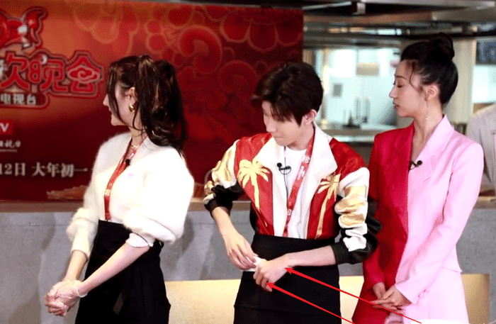 Dù hành động nhỏ nhưng Vương Nguyên đã thể hiện được sự tinh tế, tỉ mỉ