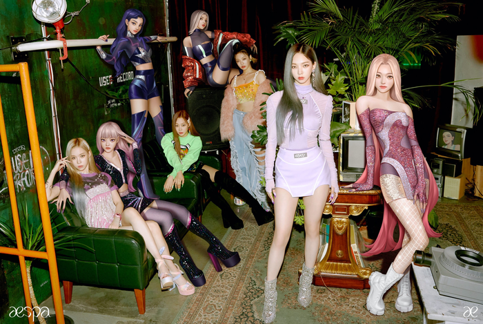  aespa là nhóm nhạc đầu tiên hướng tới kế hoạch chi tiết của nền giải trí trong tương lai, với việc công nghệ văn hoá được thêm vào thế giới quan của thần tượng.