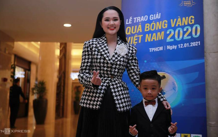 Bà xã Duy Mạnh lộ gương mặt khác lạ, trông 'già đi' thấy rõ khi xuất hiện tại lễ trao giải Quả Bóng Vàng Ảnh 2