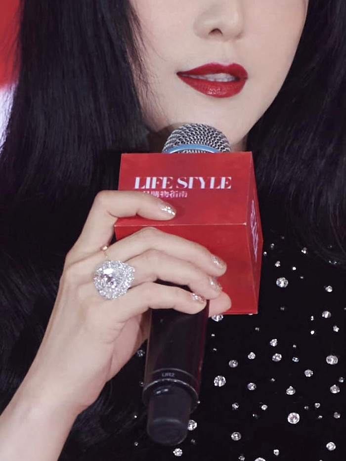 Chiếc nhẫn này từng được cô đeo tại sự kiện trước đó