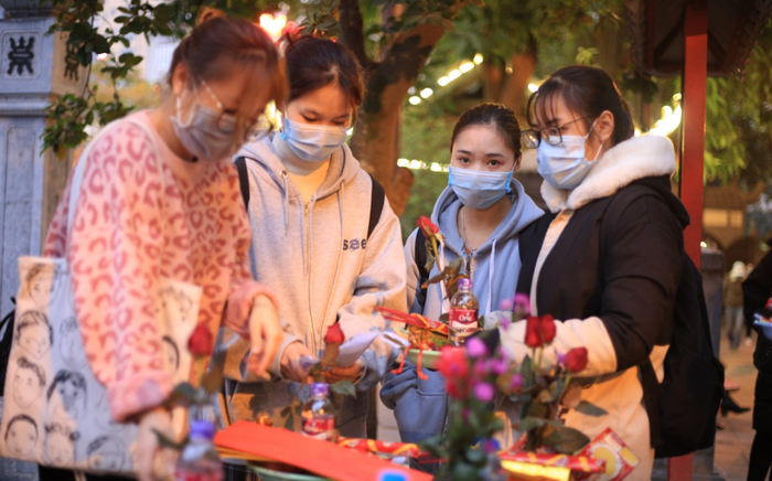 Mùng 1 cuối cùng của năm, giới trẻ đổ xô đi chùa Hà cầu có người yêu trước Tết Nguyên đán Ảnh 2