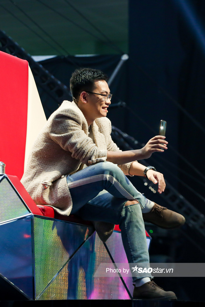 Hồ Hoài Anh trổ tài đạo diễn catwalk cho Lưu Hương Giang, BigDaddy say đắm ngắm Emily diễn thời trang Ảnh 12