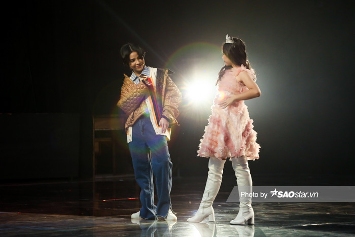 Hồ Hoài Anh trổ tài đạo diễn catwalk cho Lưu Hương Giang, BigDaddy say đắm ngắm Emily diễn thời trang Ảnh 6