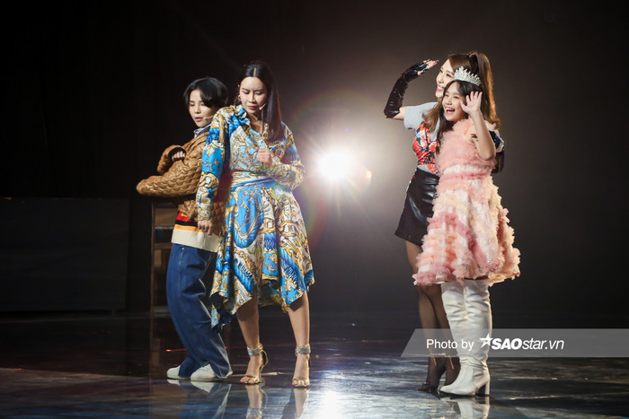 Hồ Hoài Anh trổ tài đạo diễn catwalk cho Lưu Hương Giang, BigDaddy say đắm ngắm Emily diễn thời trang Ảnh 13