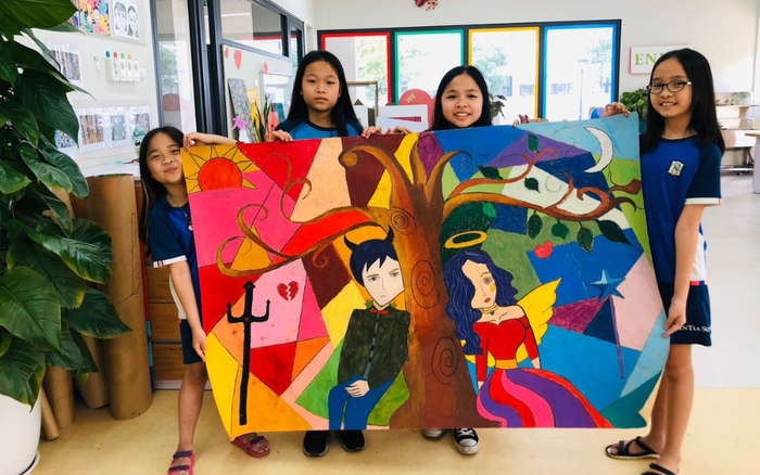 Các họa sĩ 'nhí' tự tin giới thiệu ý tưởng ẩn sau mỗi bức tranh thu hút khách tham quan Ảnh 2