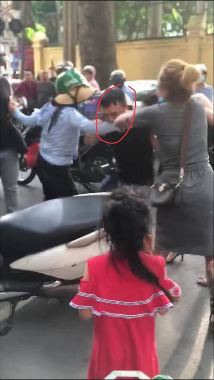 Người chồng thậm chí còn cắn tay vợ