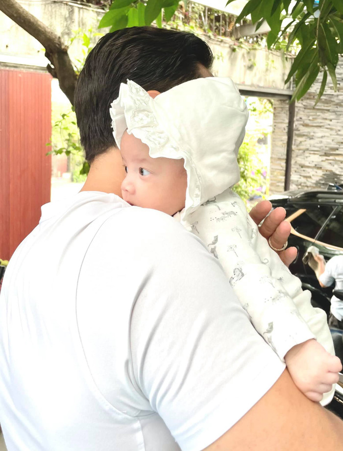 Kim Lý khoe cận mặt con gái cưng, cư dân mạng đồng thanh: 'Lisa quá giống mẹ Hà Hồ'