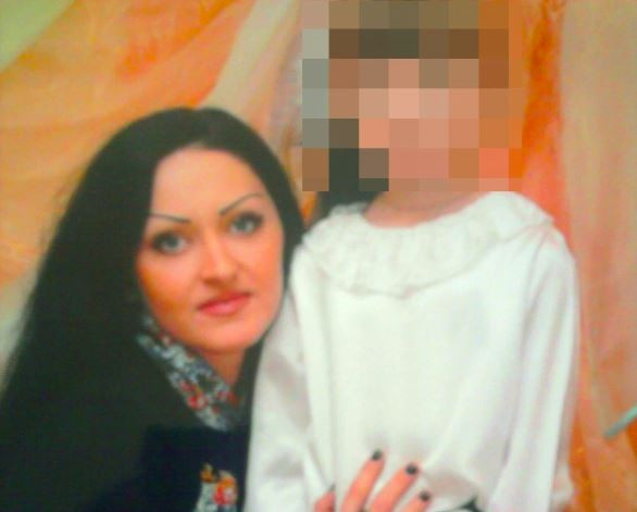 Anastasia với cô con gái lớn. 