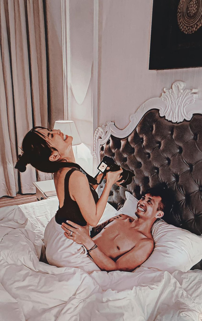 Minh Nhựa tỏ ra thắc mắc về phản ứng kì lạ của vợ khi cô nàng không lo chụp ảnh mà cứ cười liên tục.&nbsp;