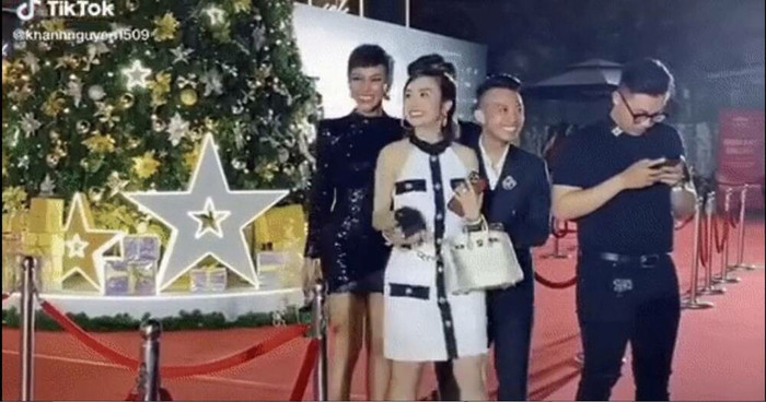 Dưới ống kính của người qua đường, Minh Nhựa vẫn thể hiện tình cảm mặn nồng cùng vợ