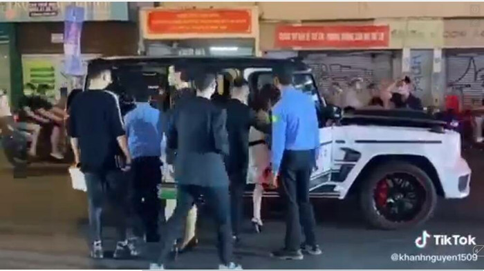 Ga lăng mở cửa xe cho vợ