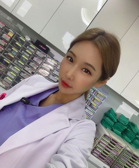 Nha sĩ Lee Soo Jin khiến nhiều người ngưỡng mộ vì nhan sắc không tuổi của cô. 