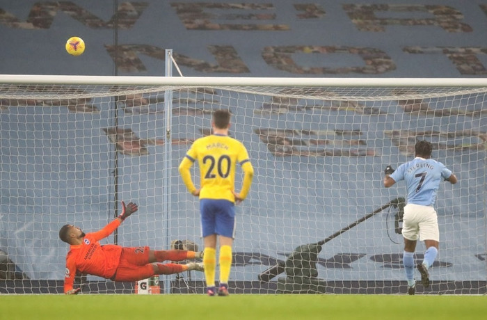 Sterling sút hỏng phạt đền ở những phút bù giờ.