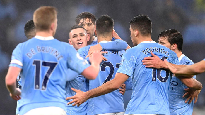 Cầu thủ Man City ăn mừng bàn thắng của Foden.
