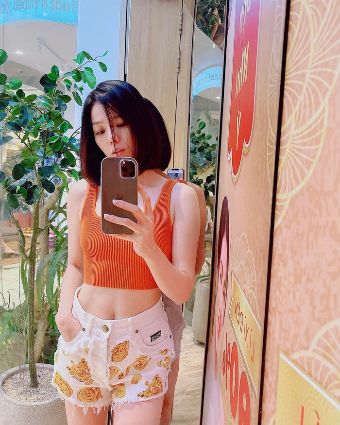 Quần short ngắn cùng áo croptop tôn lên hết cỡ đường cong quyến rũ của nữ ca sĩ.&nbsp;