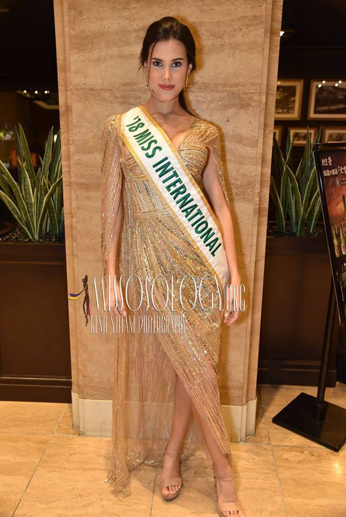 Trong khuôn khổ các hoạt động của Miss International 2019, Hoa hậu Quốc tế  - Mariem Velazco bất ngờ sử dụng những bộ cánh “made in Vietnam”. Với thiết kế xẻ tà, bộ cánh đã đem lại cho Mariem Velazco một vẻ đẹp quyến rũ, mong manh khoe khéo đôi chân dài 1m15 của cô.