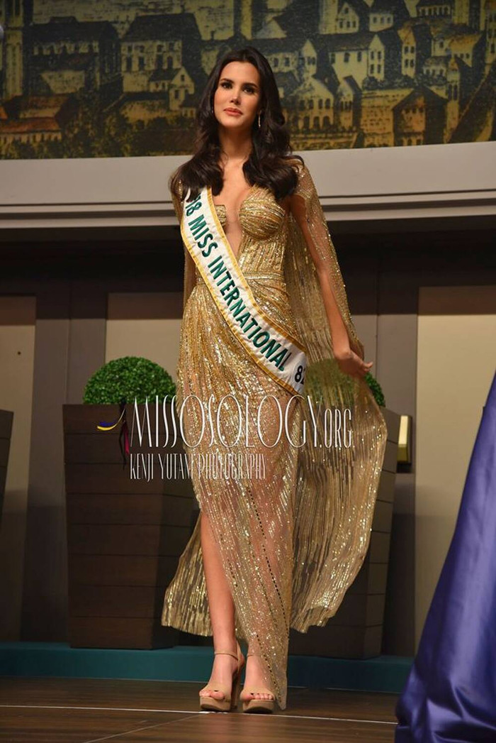 Mỹ nhân này cũng hề che đi chi tiết xẻ ngực như cách làm cua Phương Anh. 