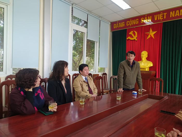 Ông Nguyễn Tấn Phát, Chủ tịch UBND xã Lê Lợi (đang đứng) thông tin về hai cháu bé.