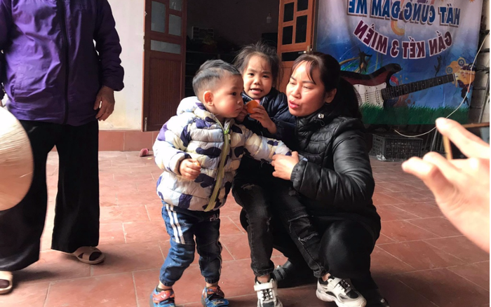Vụ hai cháu bé bị bỏ rơi giữa cái rét 10 độ C: Người bác ruột muốn cho các cháu làm con nuôi Ảnh 2