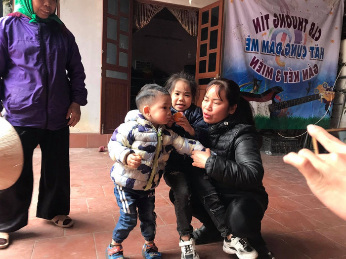 Hai cháu bé bị bỏ rơi.